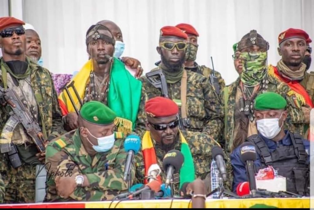 Le Colonel Doumbouya devant les anciens dignitaires du régime Condé