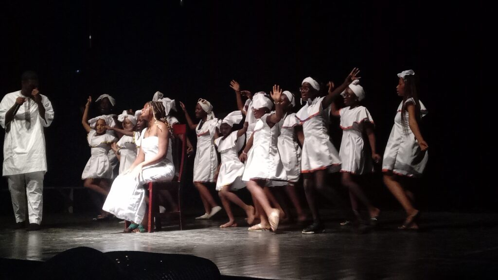 Article : Théâtre : les élèves de l&rsquo;école américaine de Guinée jouent la pièce « Grease » de Jim Jacobs